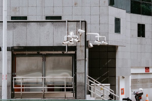 Comment installer un système de caméras de surveillance IP pour un bureau?